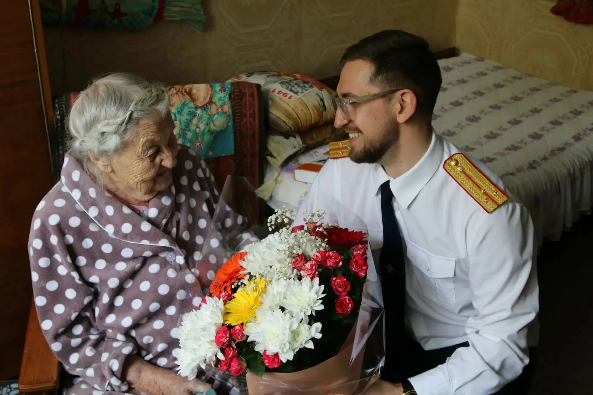 🎉💐 104 года — целая эпоха за плечами: сотрудники СК навестили ветерана Тамару Николаевну Кухарук    