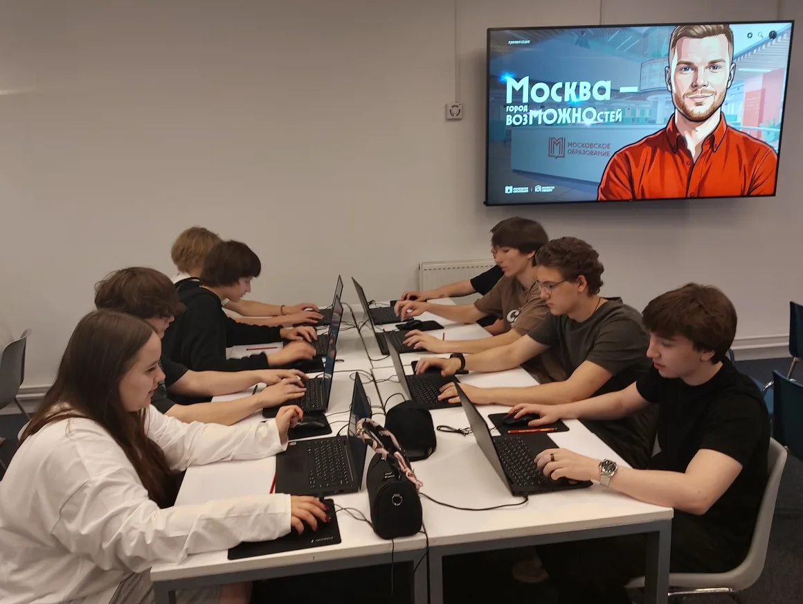 ПРОФЕССИИ БУДУЩЕГО  🔍 Ученики 10 «А» и 10 «Б» посетили комплексную программу профориентации для 10-х
