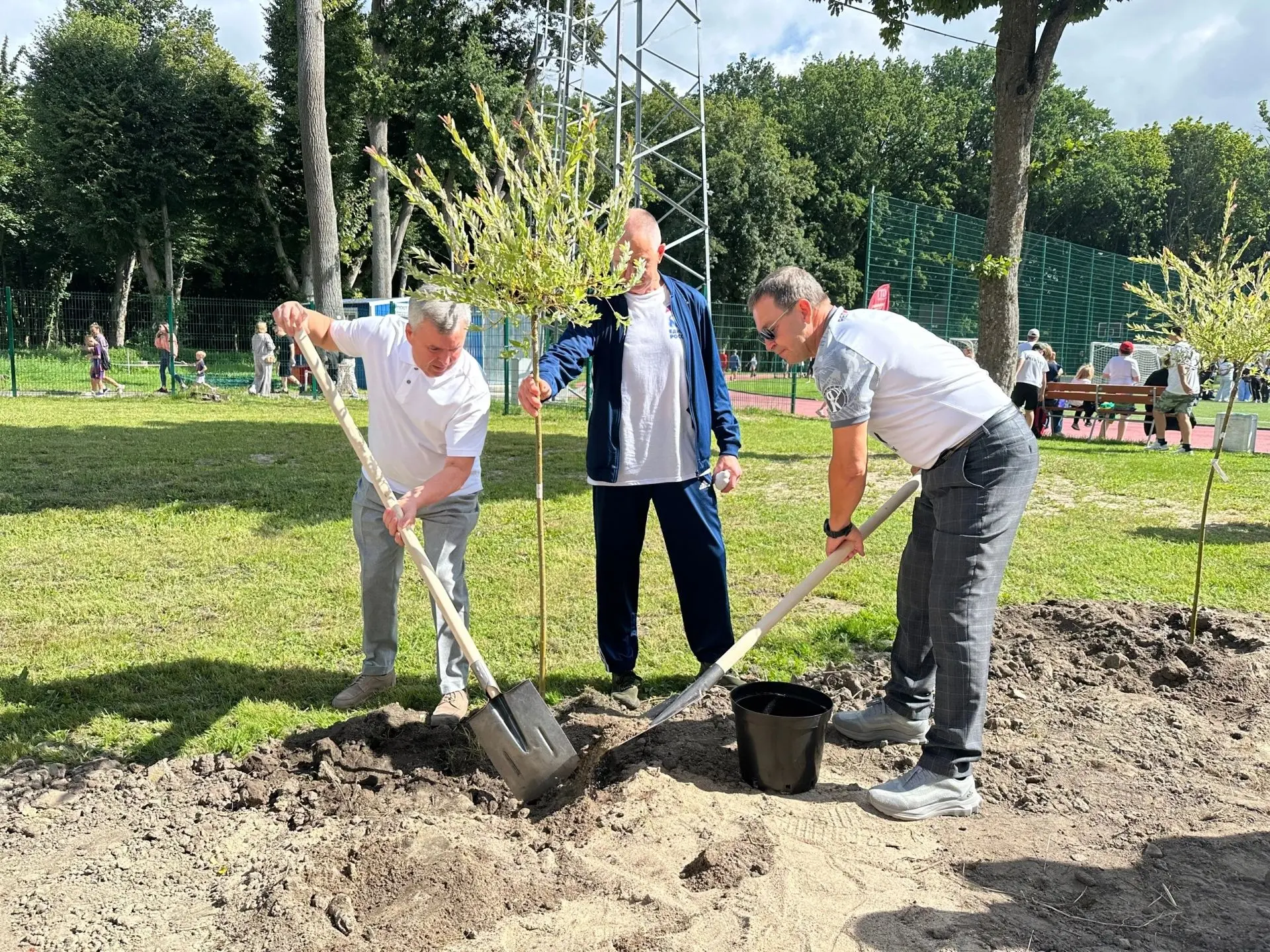 🌱На стадионе Гурьевска заложили аллею спорта.