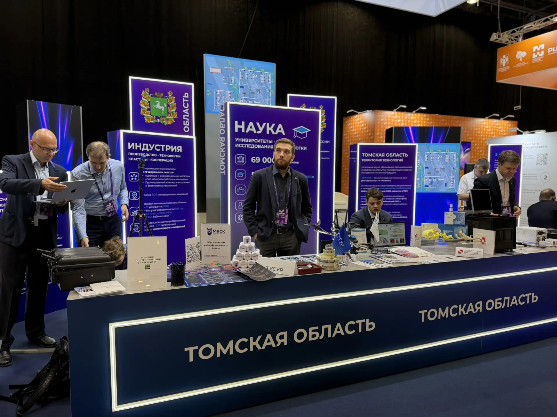 🚀 Знакомьтесь: участники коллективного стенда Томской области!