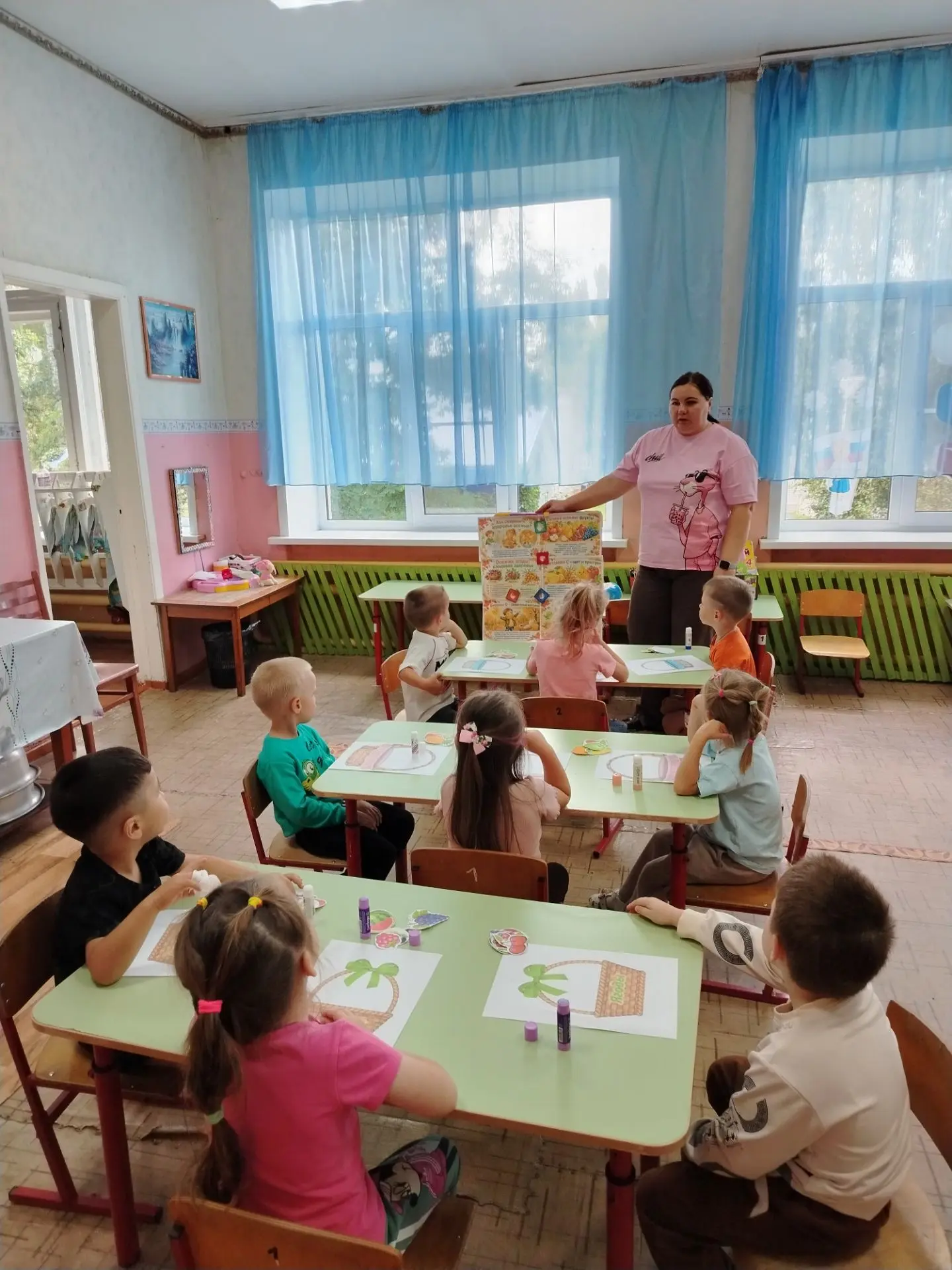 Ребята средней группы сделали аппликацию «Витаминная корзина». В ходе занятий дети знак...