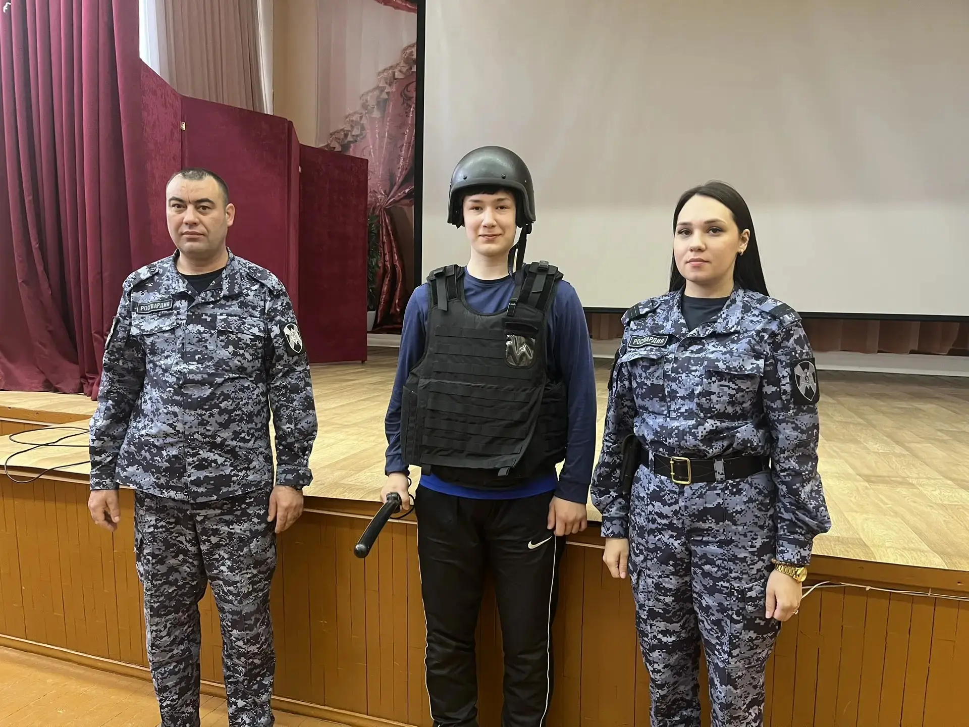 Ученики старших классов с большим интересом и уважением познакомились с одной из самых ответственных