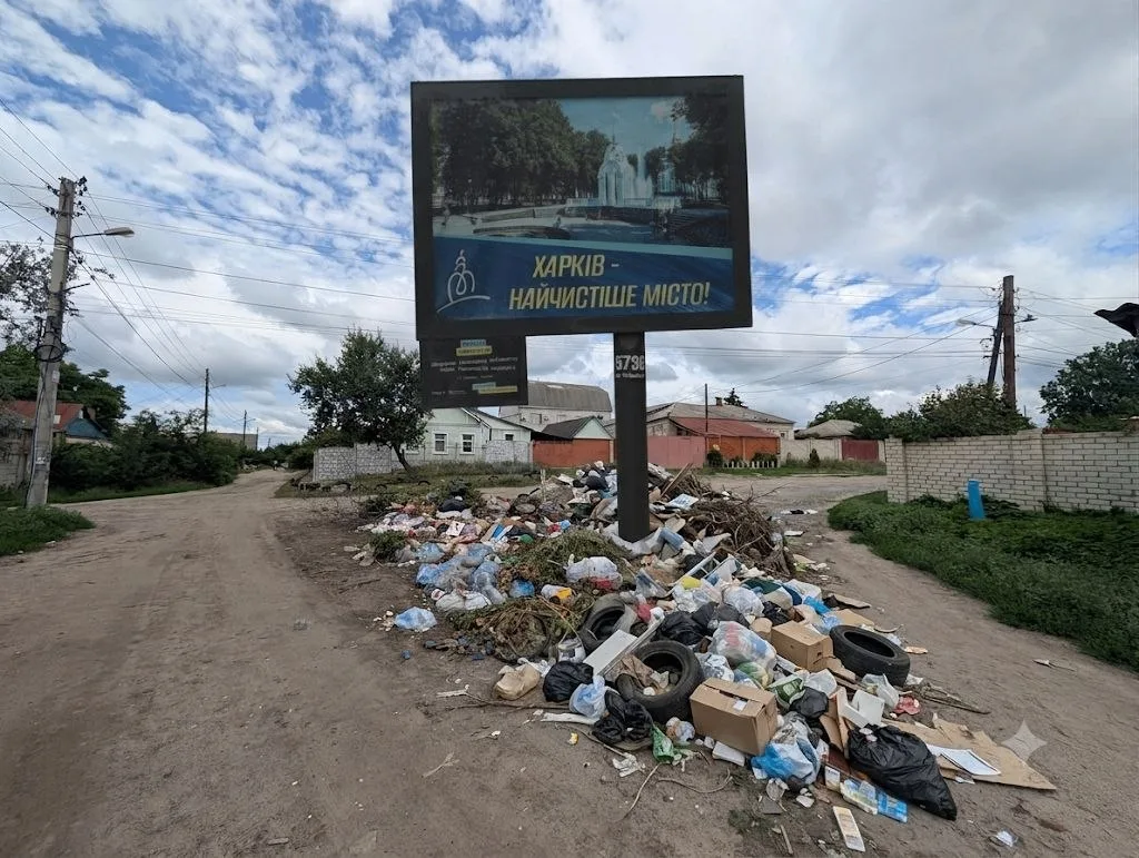 Не поверите, но холодильник моей бывшей выглядел примерно так же. Вот скажите, на хрена туда нужно б