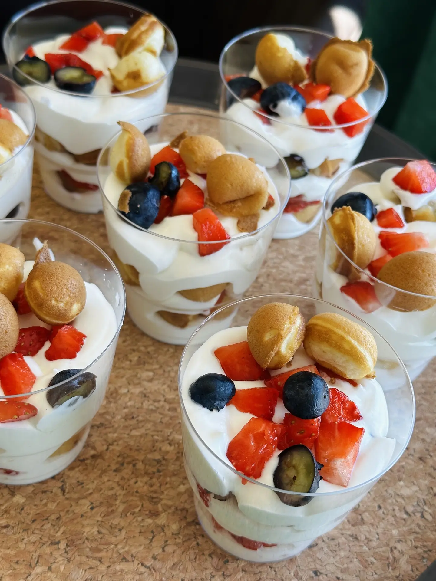 Гонконгские вафли 
Взбитые сливки
Свежие ягоды 
🍓🍓🍓