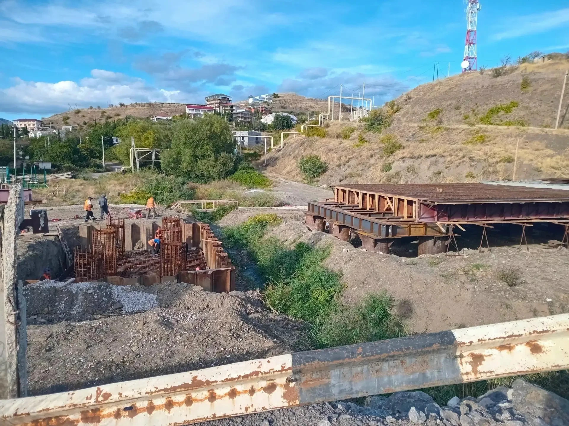В селе Морское начали возводить мост через реку Шелен. Сейчас на месте идет строительст...