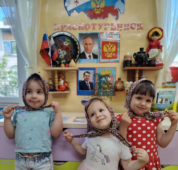 Родина – это место, где мы родились, где живут наши родители, дедушки и бабушки. Здесь нам всё знако
