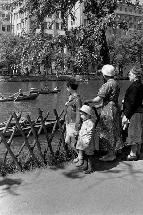 Прогулка на Чистопрудном бульваре, 1930-е.