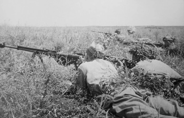 Бронебойщики 13-й гвардейской механизированной бригады с ПТРС-41 на огневой позиции