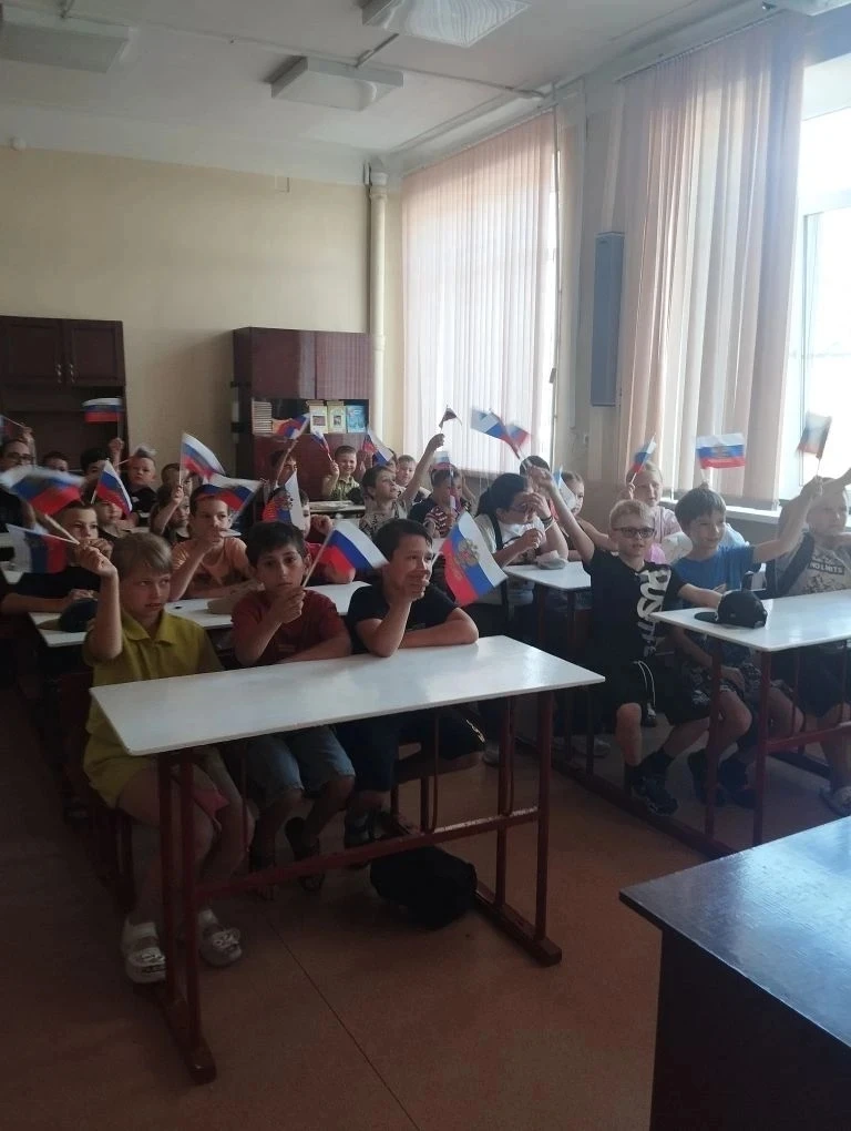 Вчера в нашем пришкольном лагере «Знайка» царила по-настоящему праздничная и патриотическая атмосфер