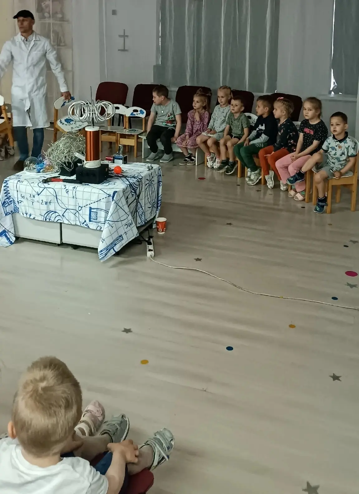 Воспитанники👫 посетили интерактивное шоу о безопасном токе "Юный Тесла". 
     Дети 👦👧👦узнали мн