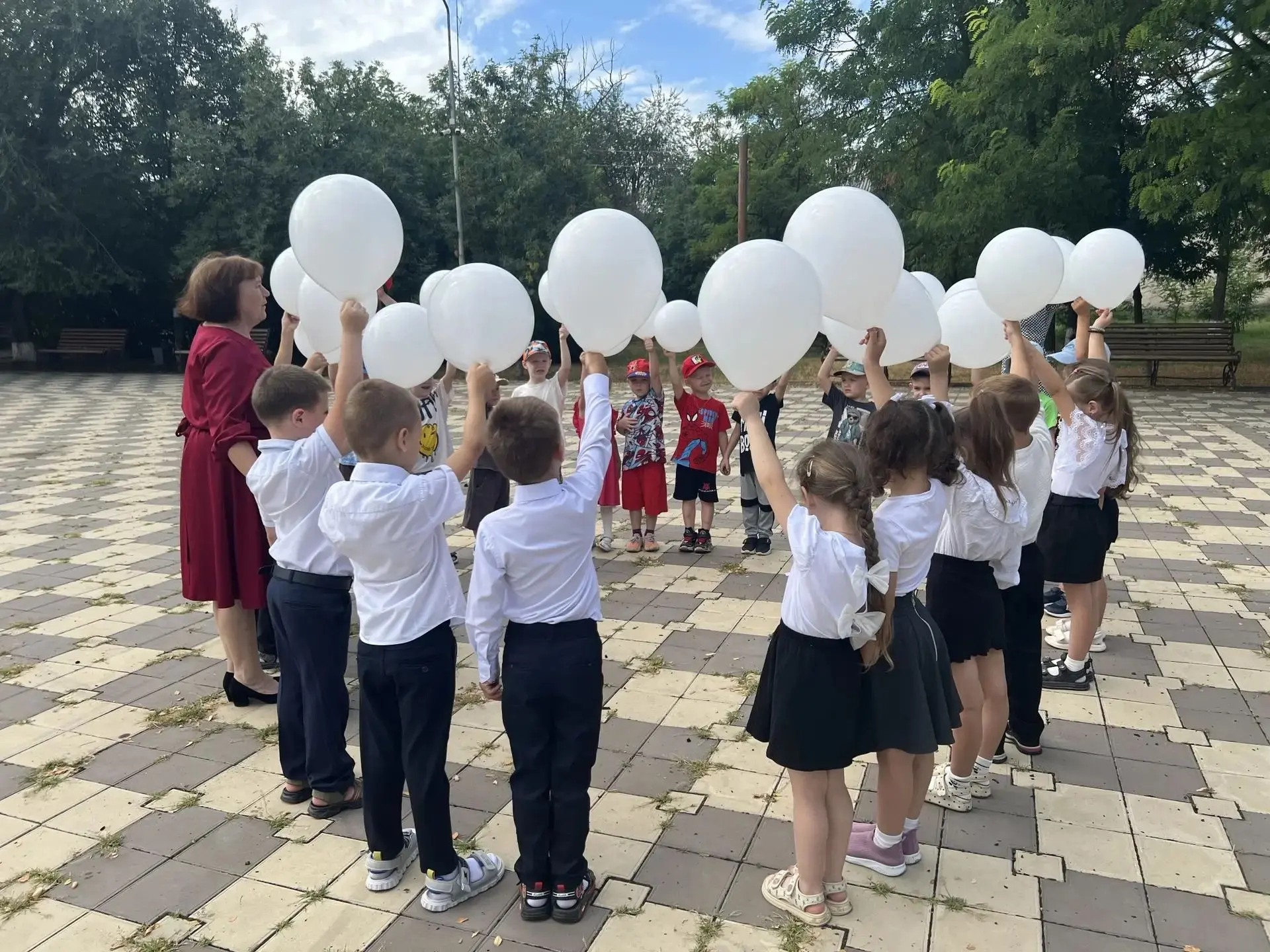 Белые ангелы в небе села Нины

Вчера, в День памяти детей-жертв войны в Донбасса, центральная площад
