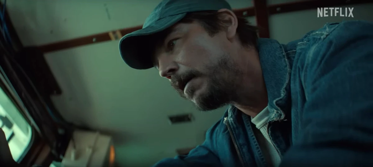 Джош Хартнетт на кадрах из дебютного тизера мини-сериала Below («Вглубь»).

Неизвестное морское су