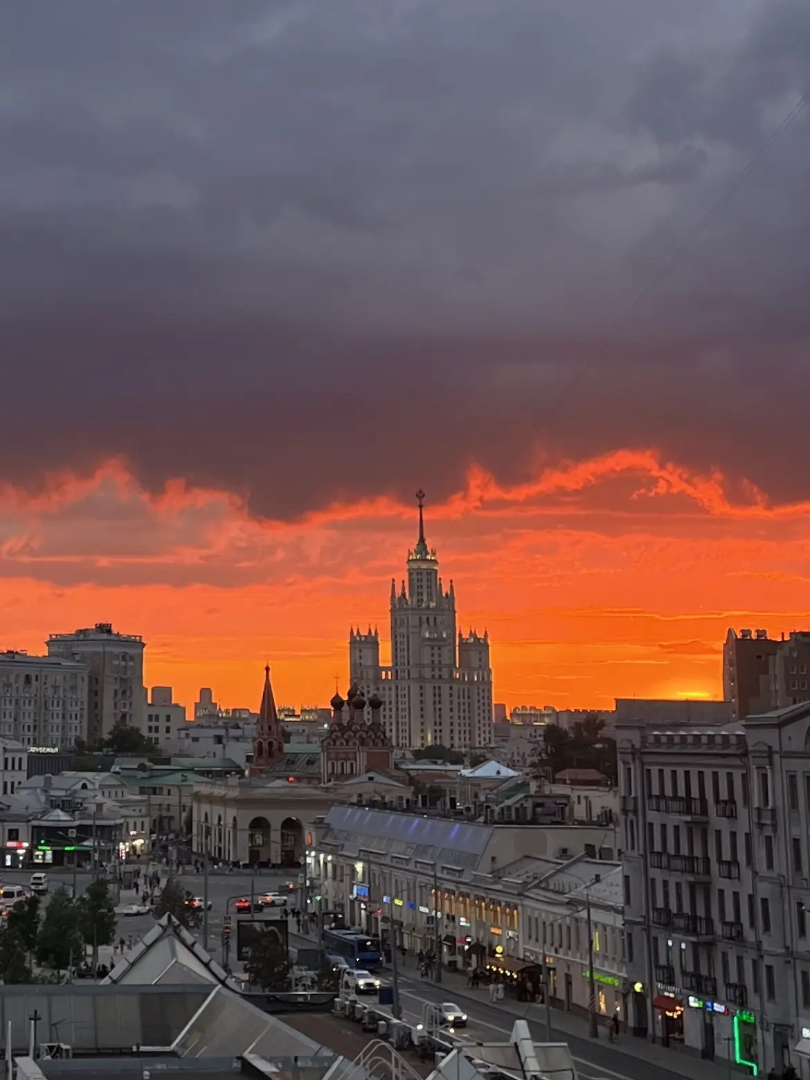 ☀️ Лето в Москве — это прогулки по набережным, уютные веранды, фестивали под открытым н...