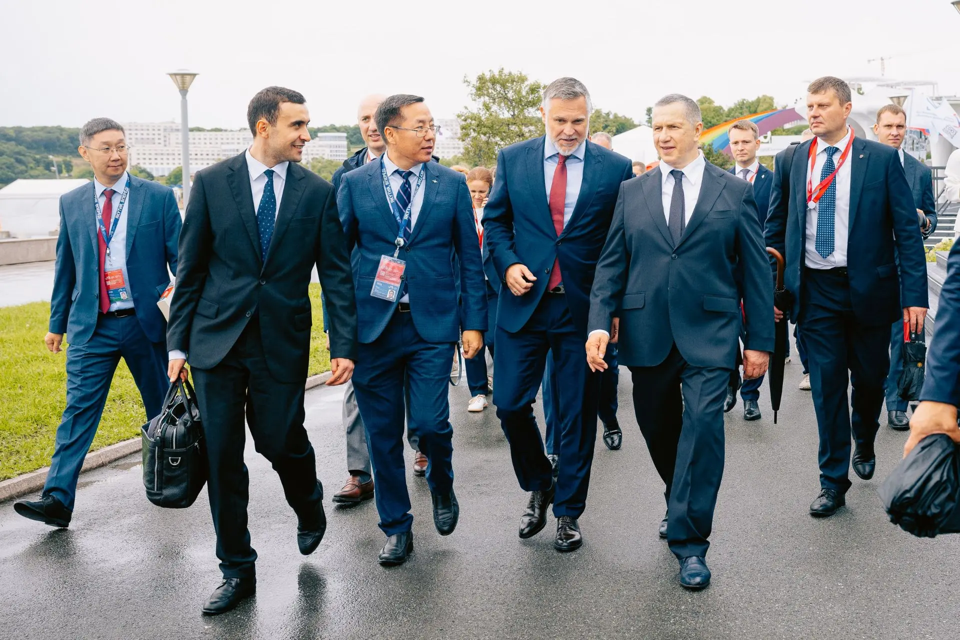 Работаю на ХI Восточном экономическом форуме во Владивостоке. Принял участие в церемони...