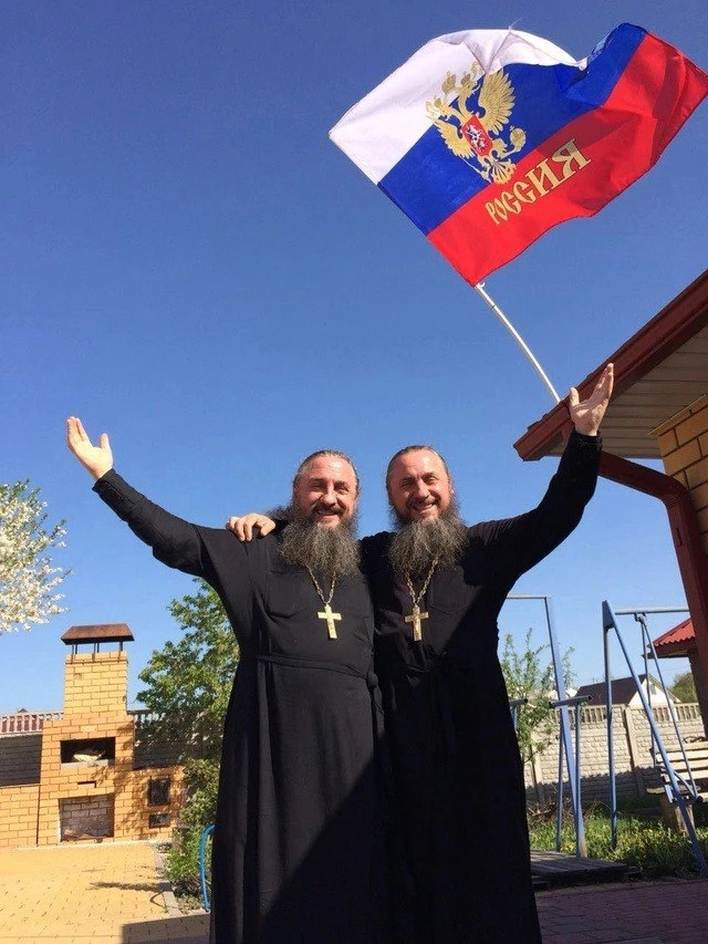 Я – русский! Спасибо, Господи!
Я – поле. Бабушкин крест.
Я – избы Рязанской области.
Я – синь подпир