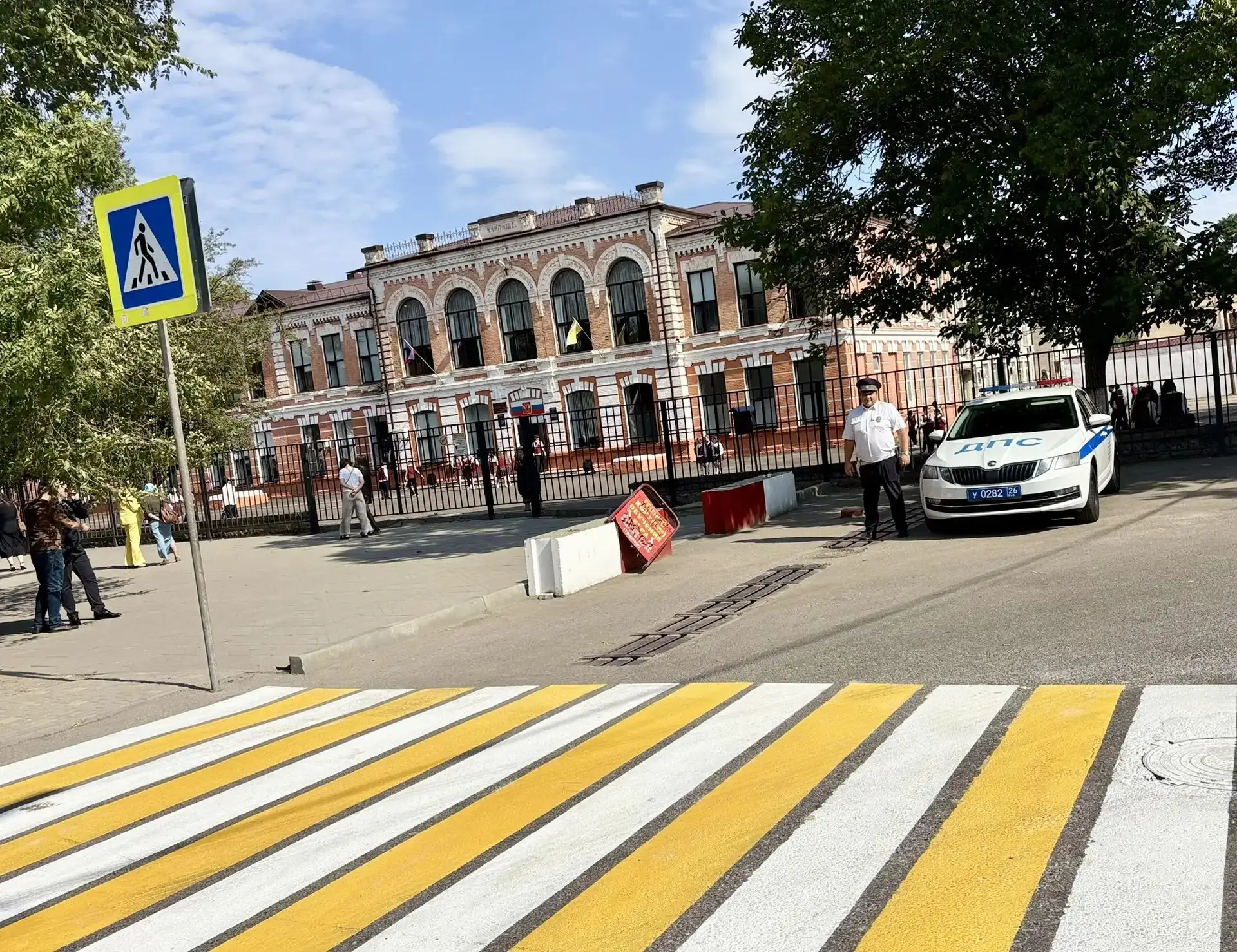 В День знаний сотрудники Госавтоинспекции Минераловодского округа обеспечивают безопасн...