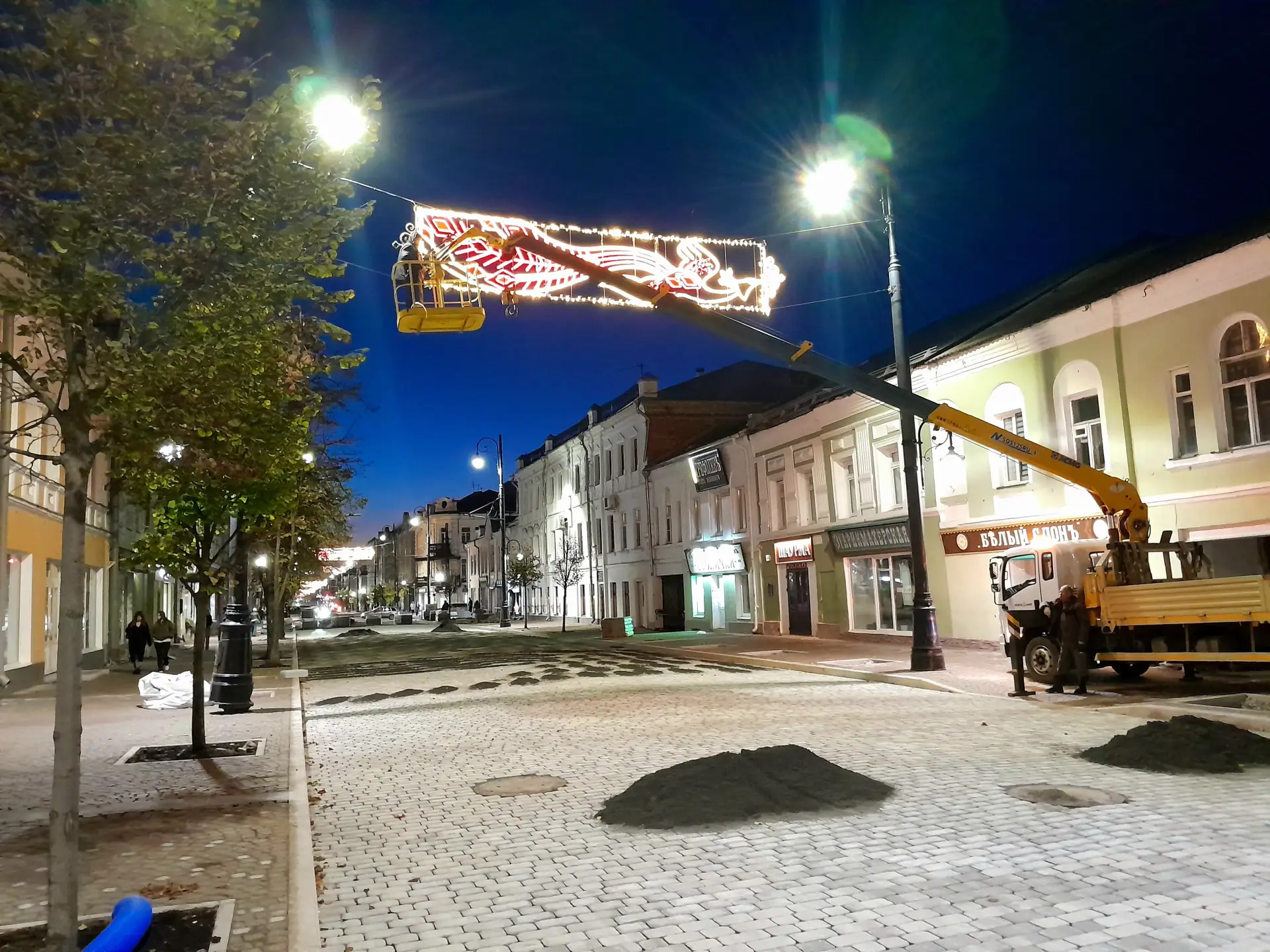 На Крестовой приводят в порядок жар-птиц!