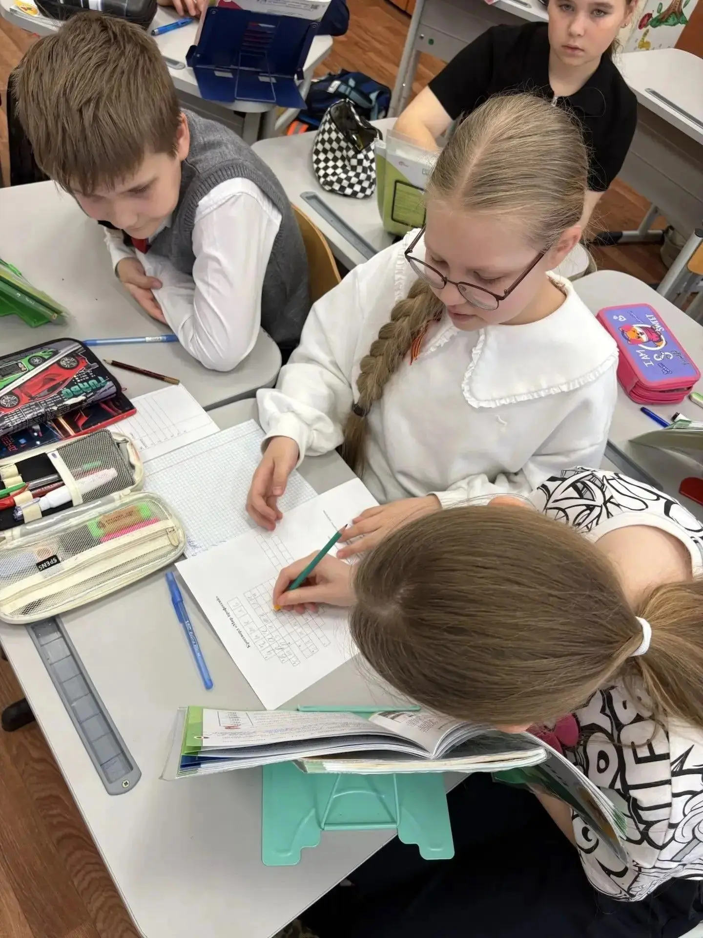 🎓 Сегодня президент школы Алёна Семишина провела для учеников 4-х классов интеллектуальную командную