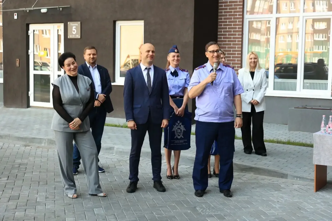 В Калининграде при участии руководителя регионального управления СКР шесть семей из аварийного дома 