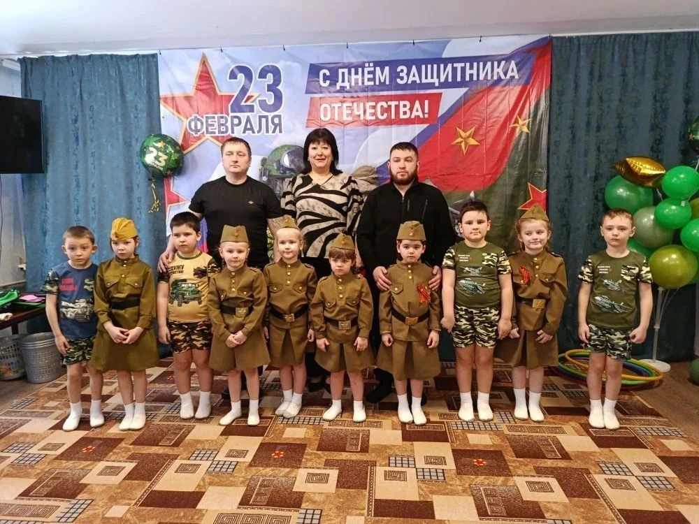 Наша армия родная
Стережет покой страны,
Чтоб росли мы, бед не зная,
Чтобы не было войны.
Нашей арми