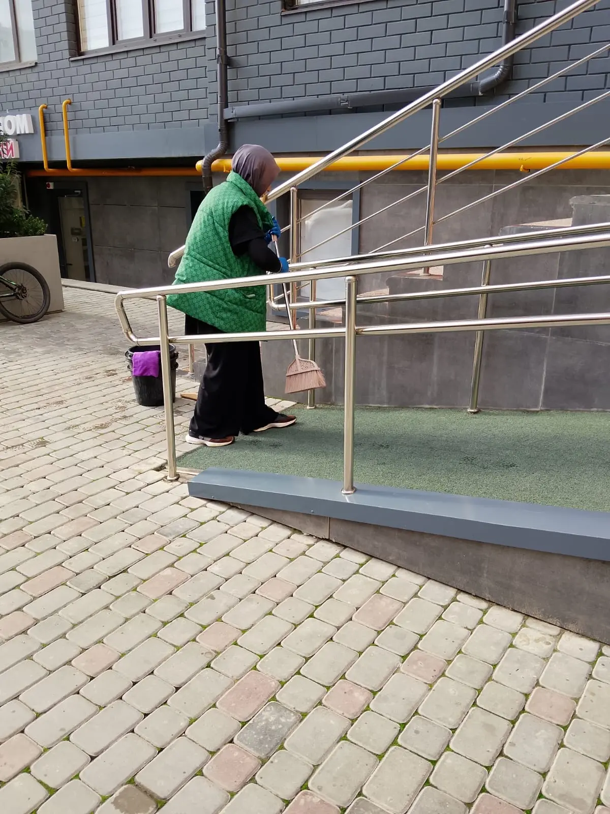 Произведена уборка входной группы по адресу: ул. Акулиничева, д. 33 «а».