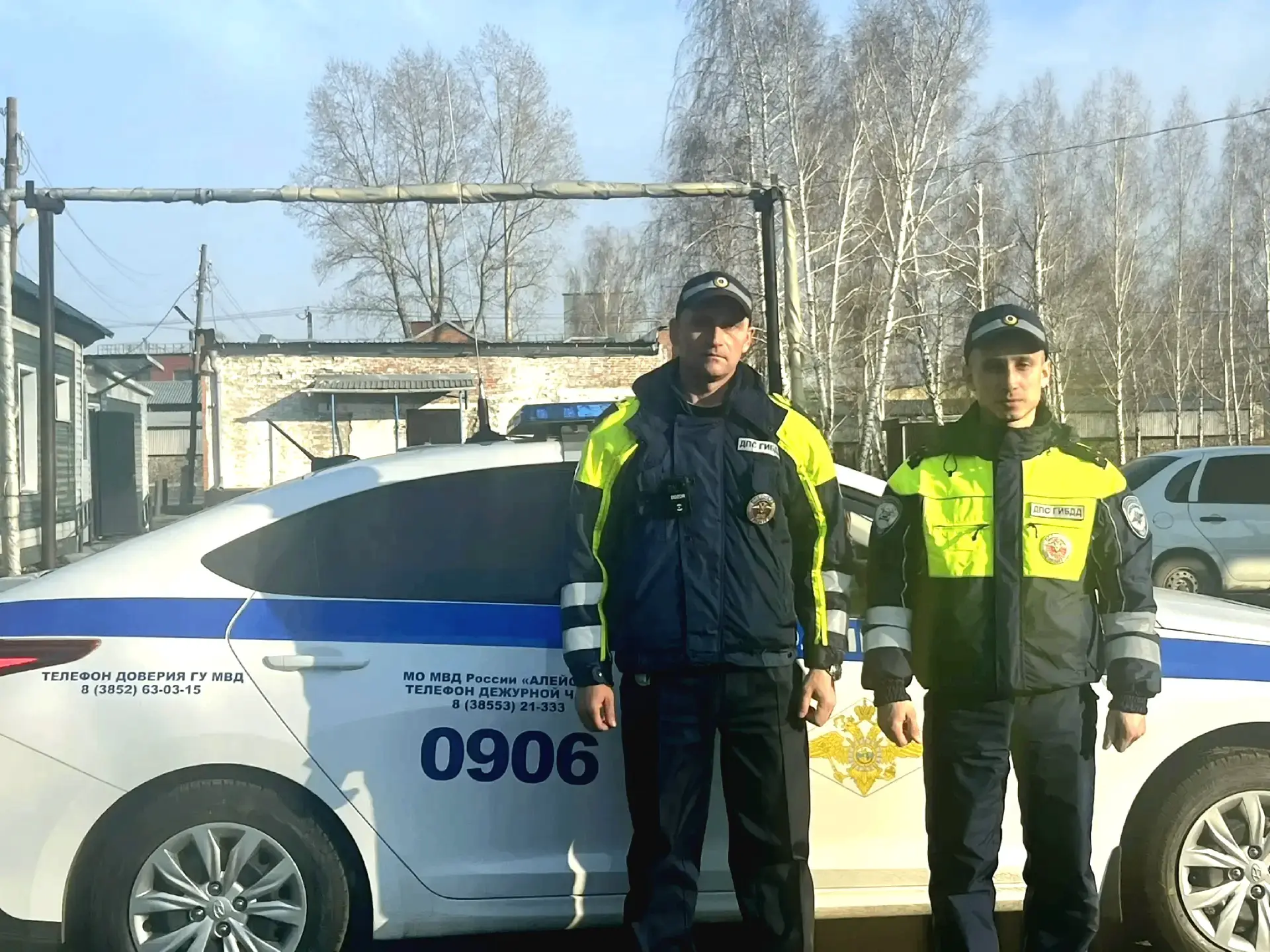 Сотрудники алейской Госавтоинспекции пришли на помощь супружеской паре во время пожара 5 апреля 2026
