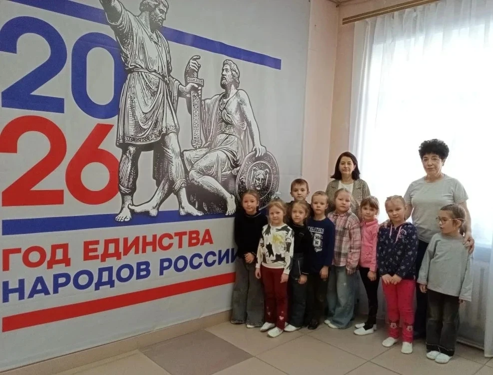 Широка и необъятна наша Родина. Раскинулись ее просторы на многие - многие километры с севера на юг,