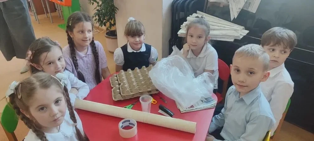🎭 Творческое дефиле «Костюм из ничего» в библиотеке им. А. Лиханова  20 мая ученики 1 «А» класса вме