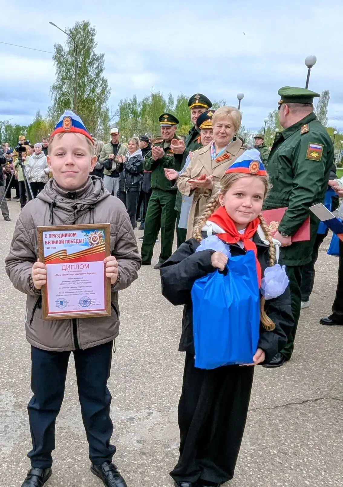 Сегодня наши талантливые ученики приняли участие в Смотре строя и песни, приуроченном ко Дню Победы!