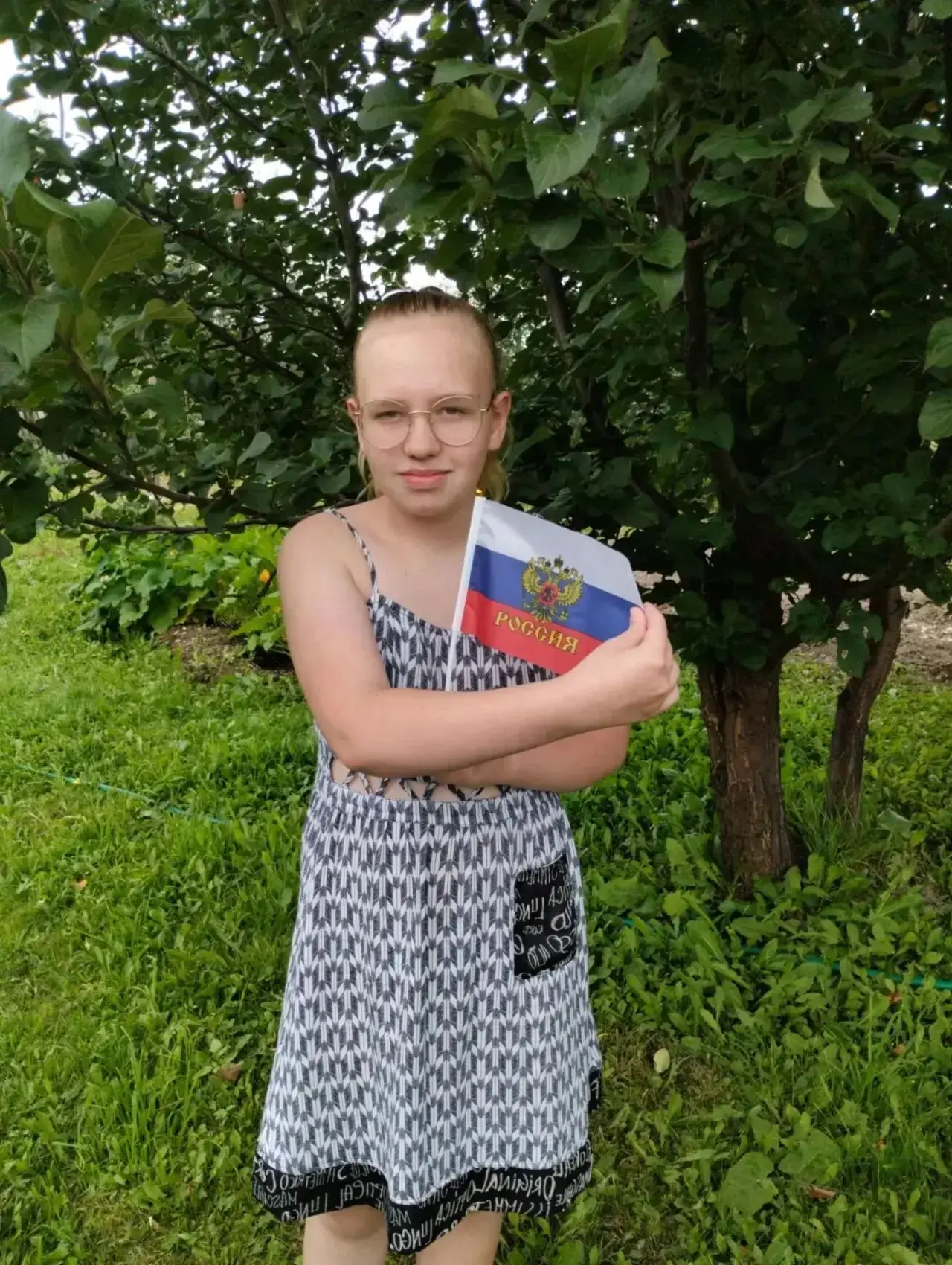 Гордевич Дарина, ученица 6 «А» класса, участвует во всероссийской акции «Поднять флаг»
