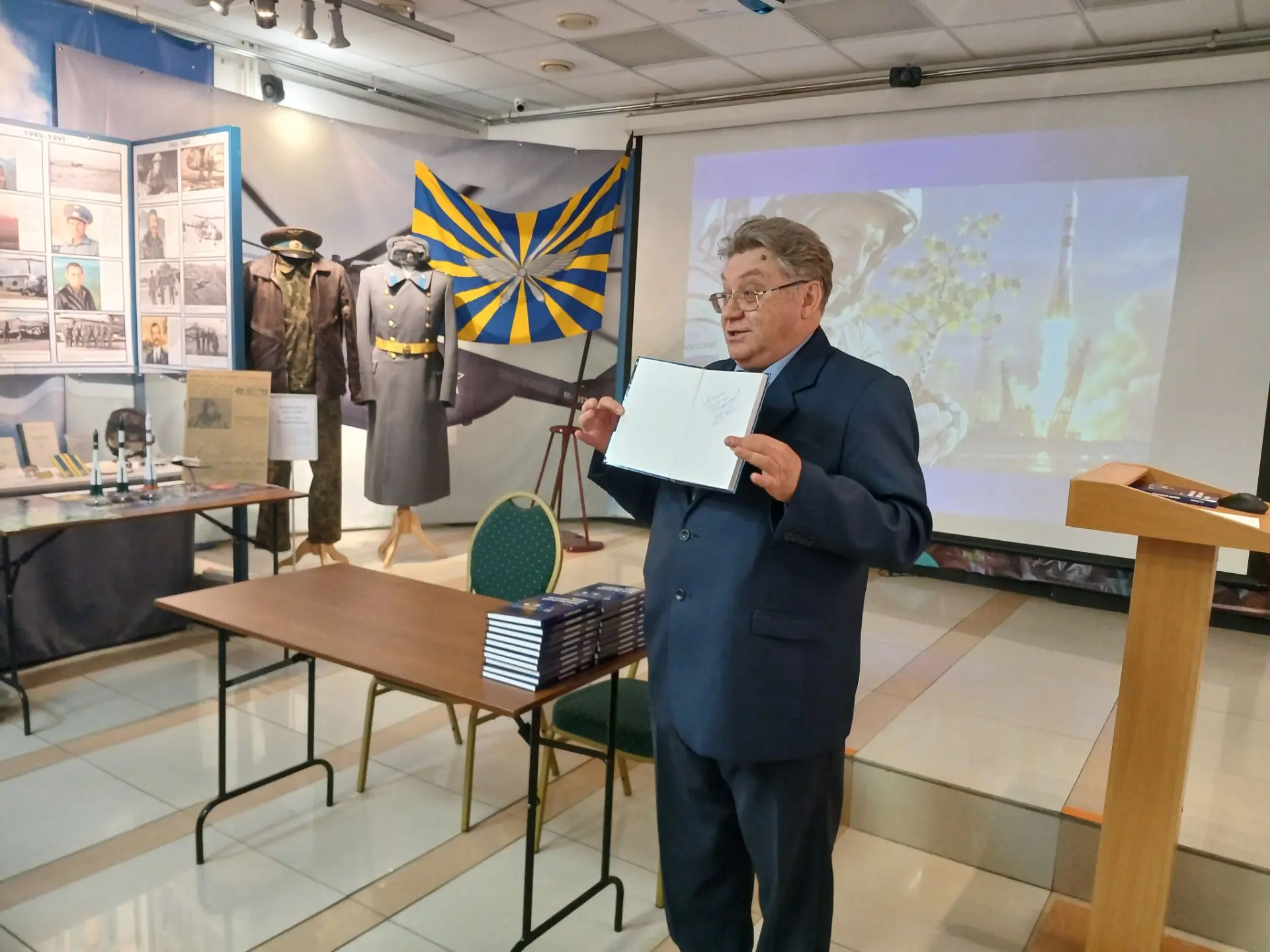 🚀 Стихотворение В. Лобанова о космосе читает самый юный участник презентации книги "Ур...