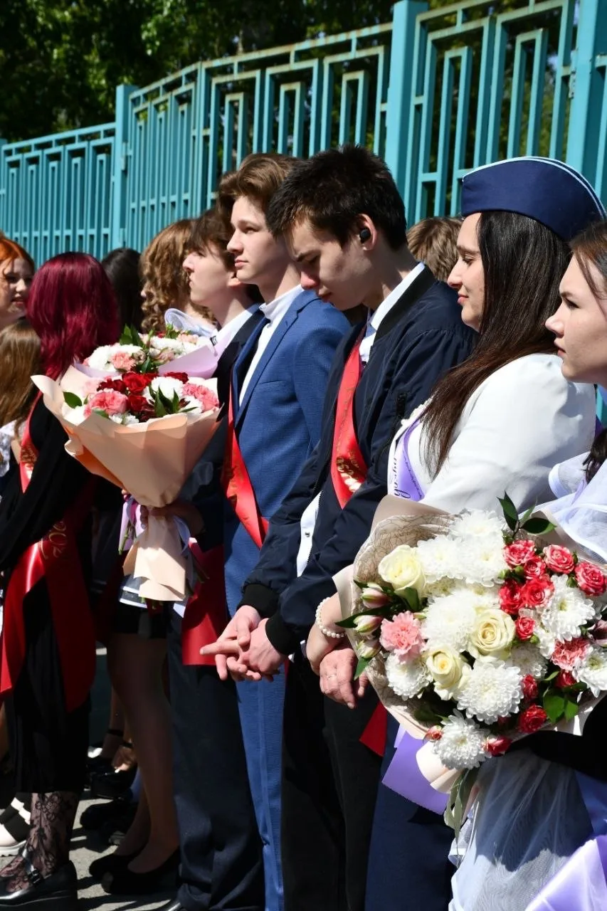 Сегодня для выпускников 9 и 11 классов нашего лицея прозвенел последний звонок! 🛎️   Этот значимый м