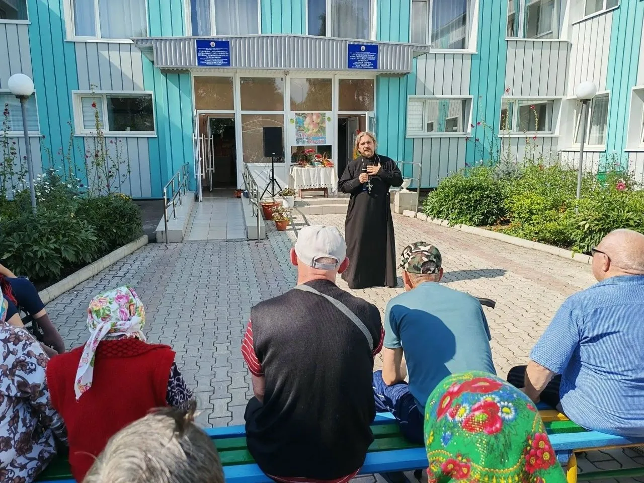 В Ишимбае добрые сердца поздравили с Яблочным Спасом пожилых людей и инвалидов