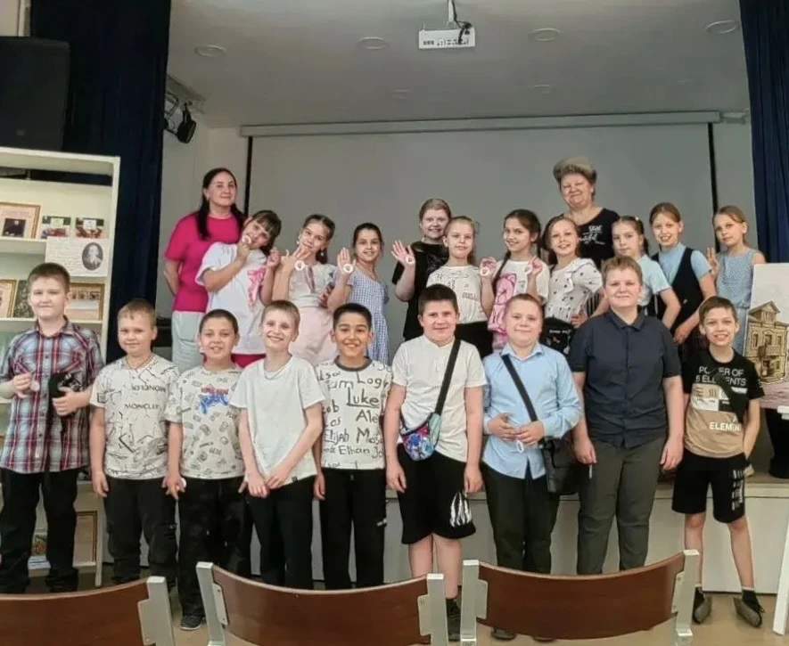 В преддверии летних каникул ребята из 3В класса отправились в настоящее литературное путешествие! 📚 