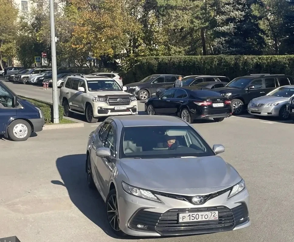 🚗 VIP-автопарк Тюменской облдумы: кто на чём приехал