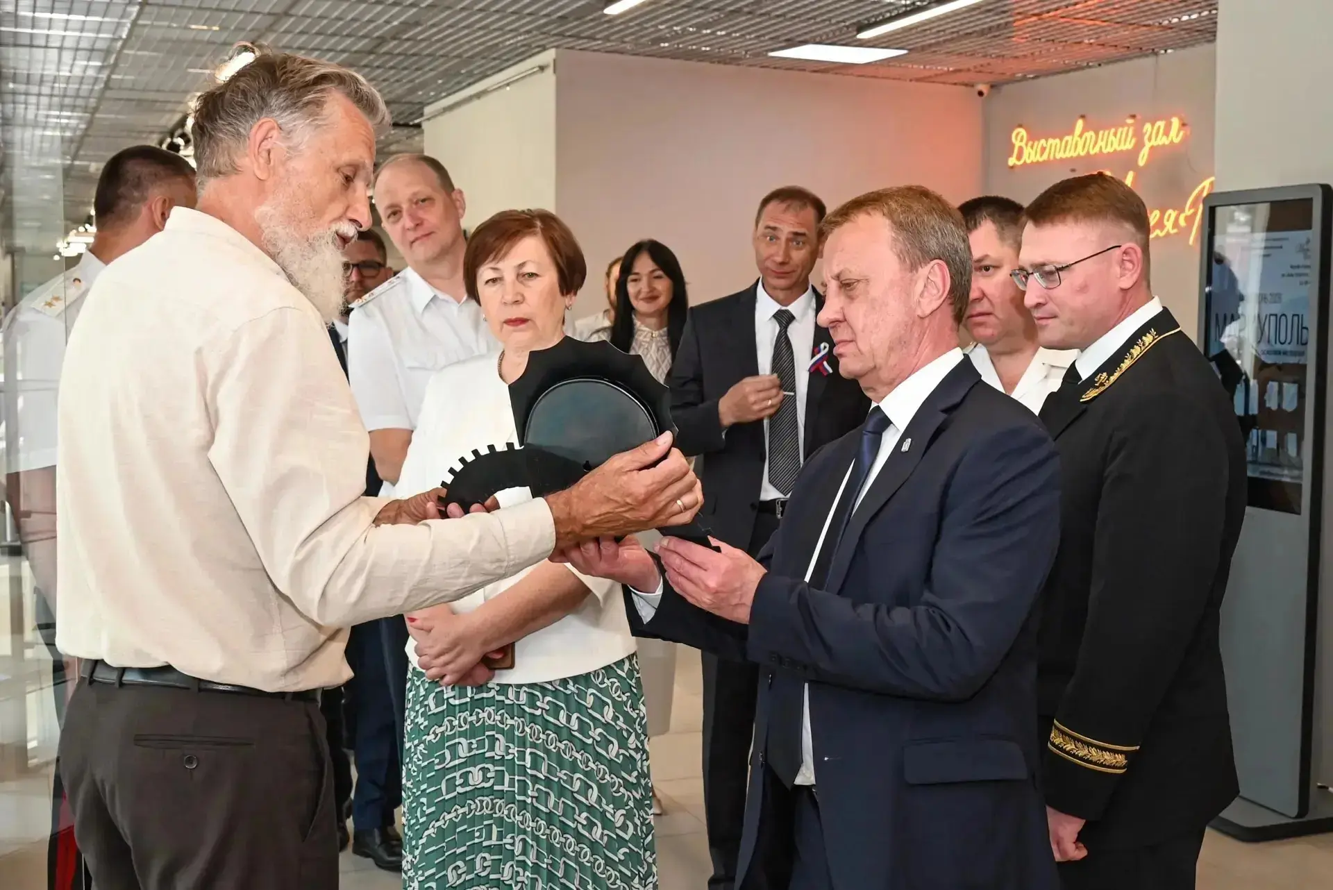 ⚡🇷🇺В День России главный судебный пристав Алтайского края Дмитрий Лабутин посетил краевую выставку
