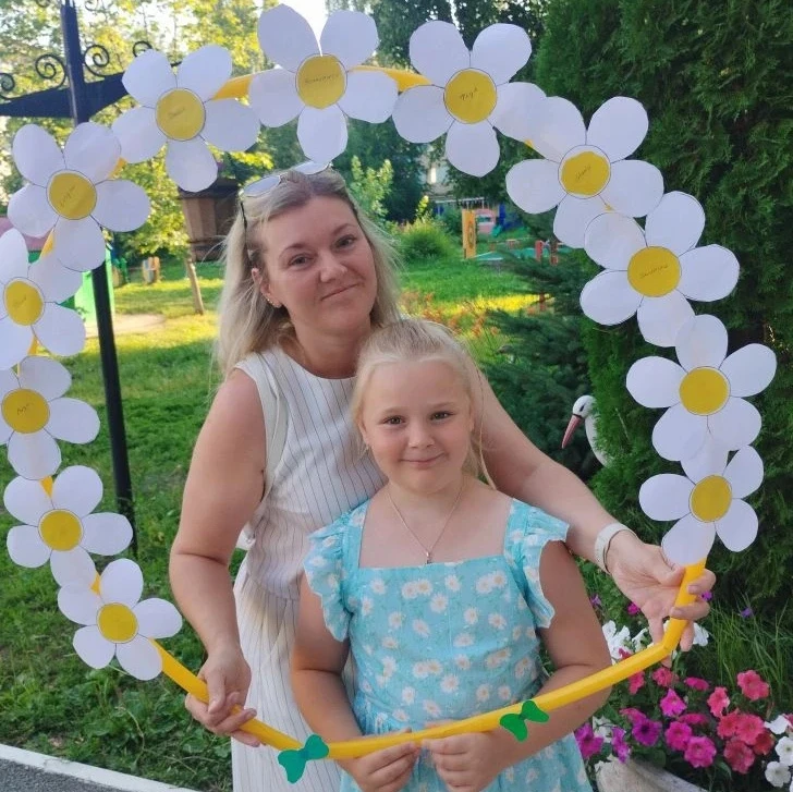 Ко Дню семьи, любви и верности дети старшей группы смастерили невероятную вещь — огромную ромашковую