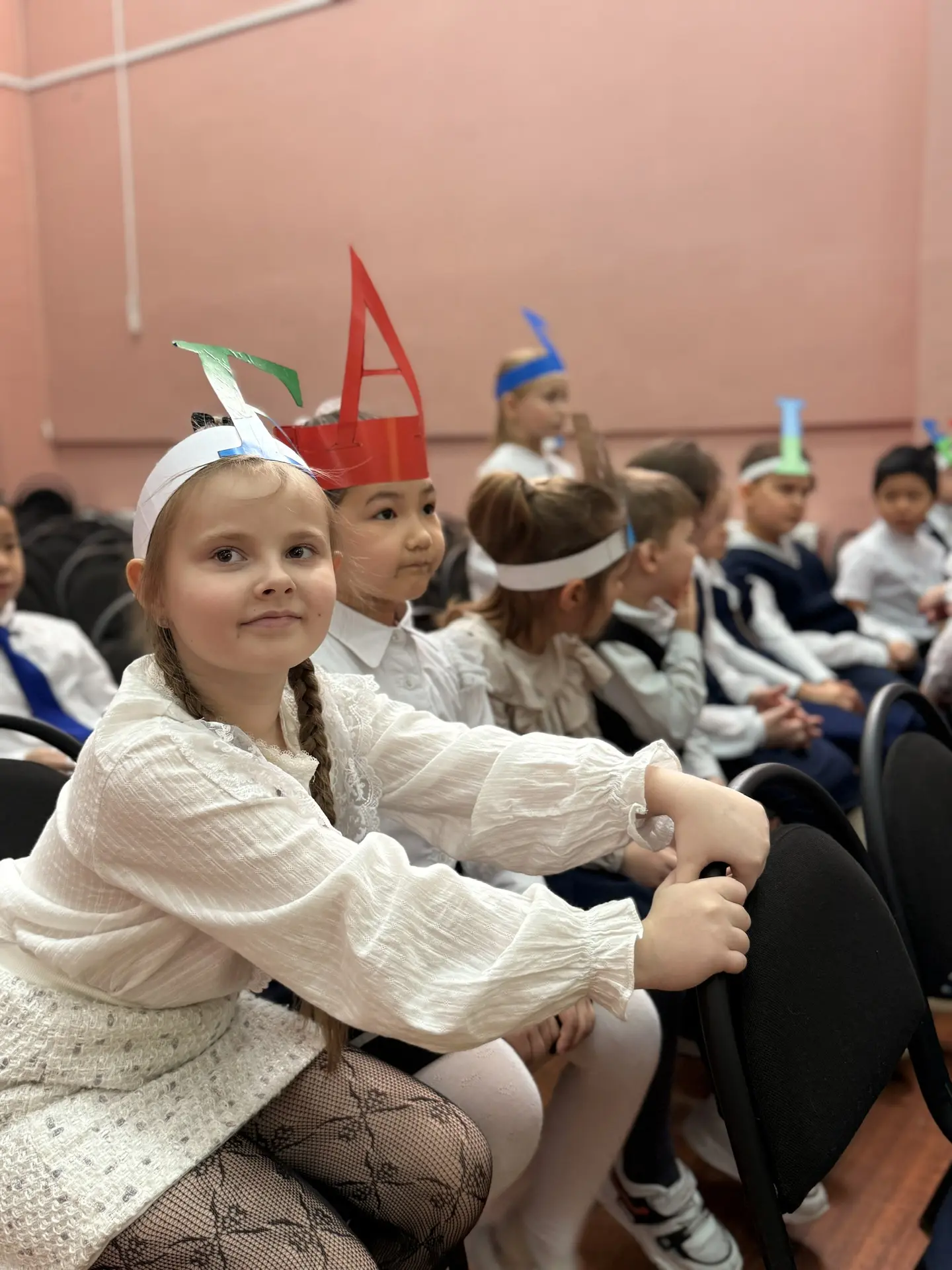 🏫 В МБОУ СОШ №4 прошло прощание с азбукой для первоклассников  🥳 В МБОУ СОШ №4 для учеников 1-го кла