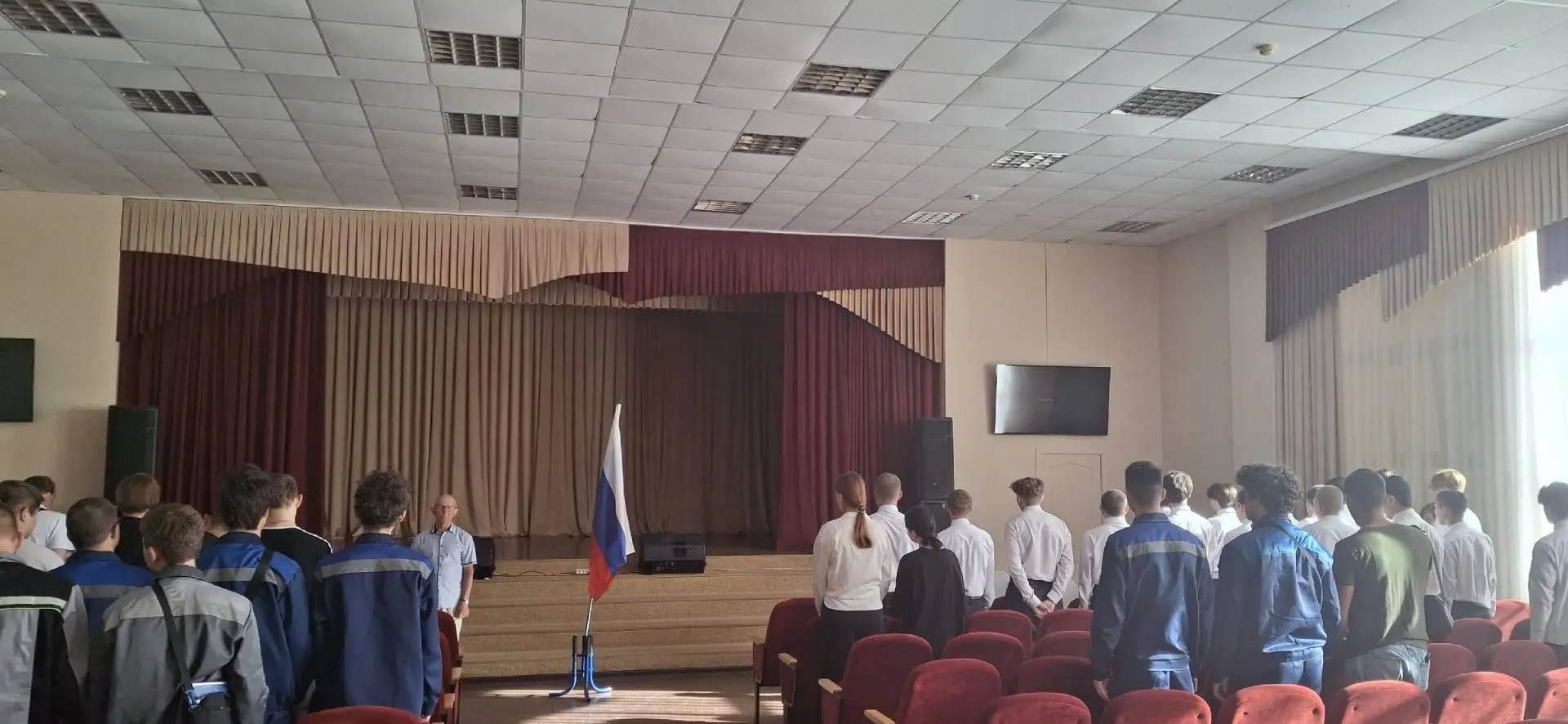 РАЗГОВОРЫ О ВАЖНОМ  Утро 26 мая 2026 года в нашем колледже началось с торжественной линейки, выноса 