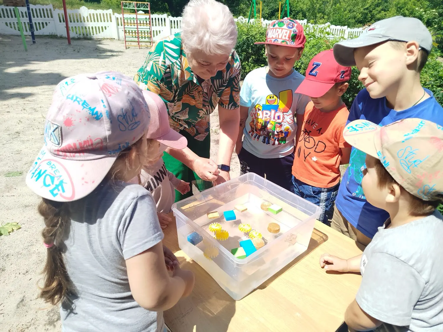 🔬 Сегодня на прогулке мы превратились в настоящих учёных! Ребята провели увлекательный эксперимент 