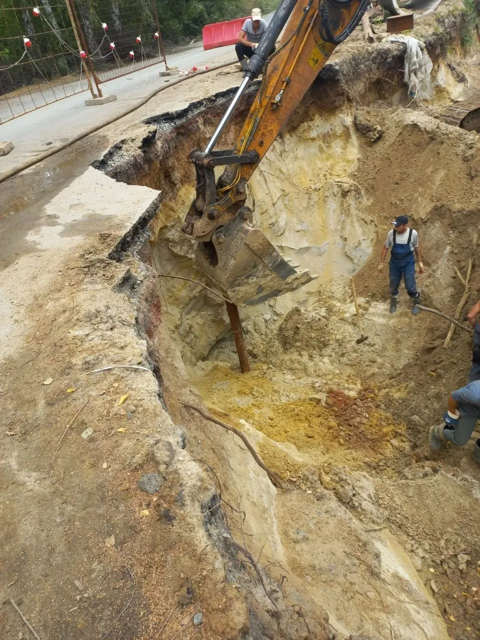 В СНТ «Любитель» под Копейском из-за прокладки водовода частично обрушилась дорога