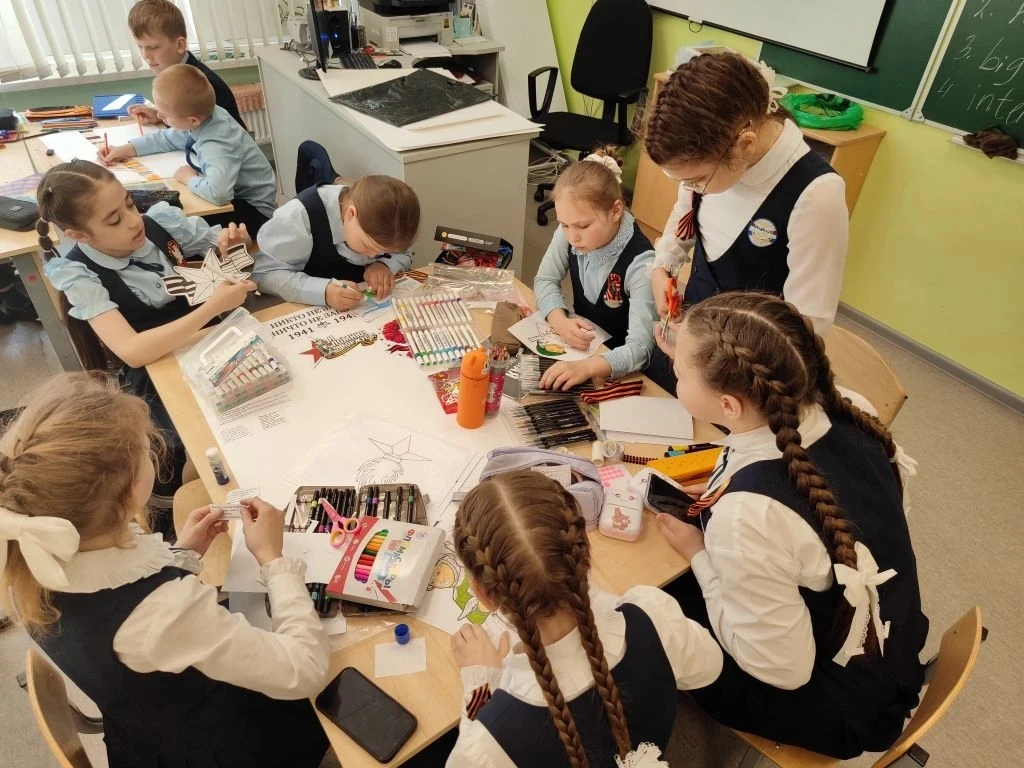 🎖️Подвиг глазами детей🎖️  🎖️Обучающиеся 4 «Б» класса подготовили плакаты, посвящённые Великой Победе