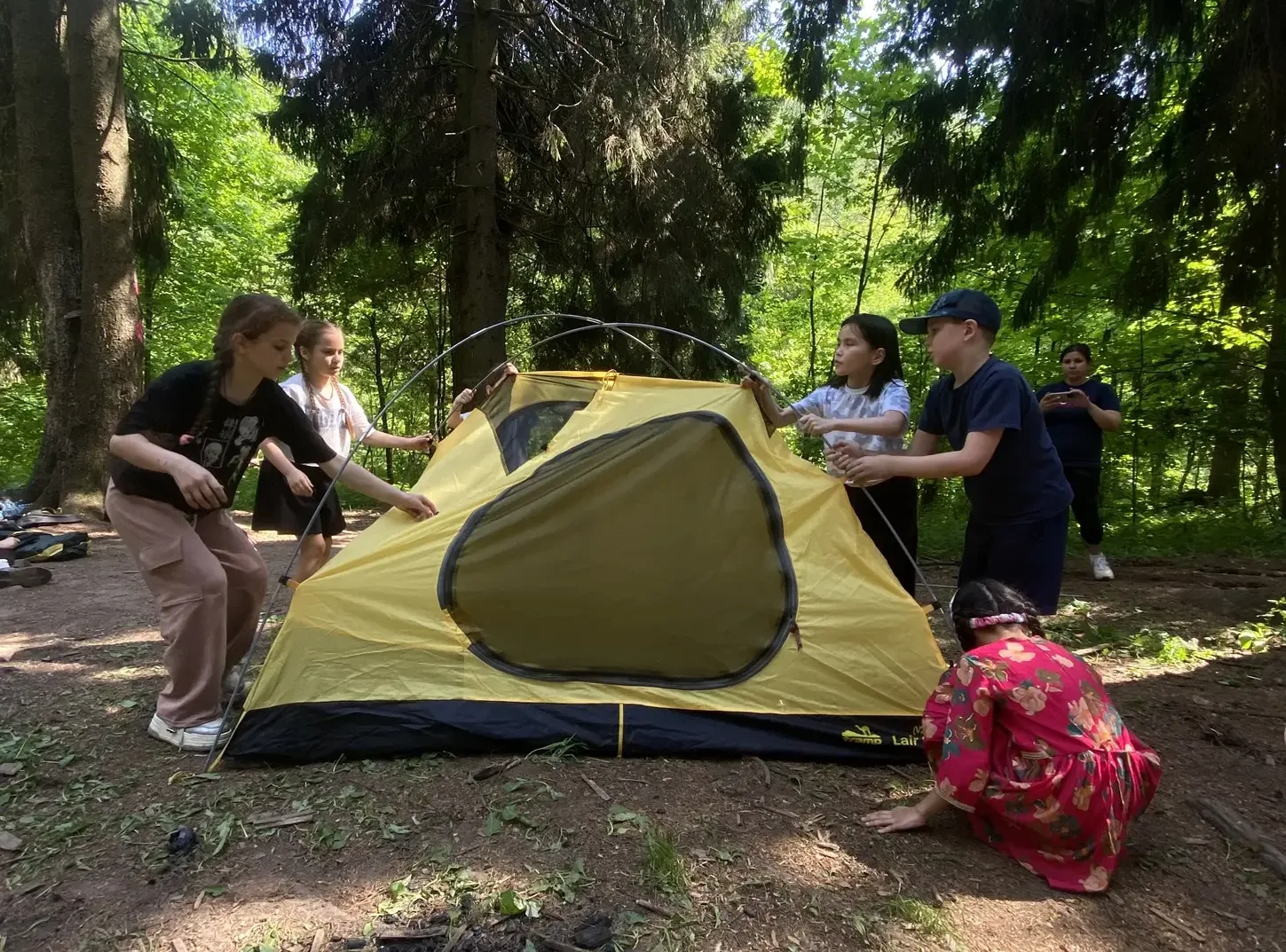 🏕️ Наши юные туристы в деле!

Недавно ученики начальных классов нашей школы на один день превратили