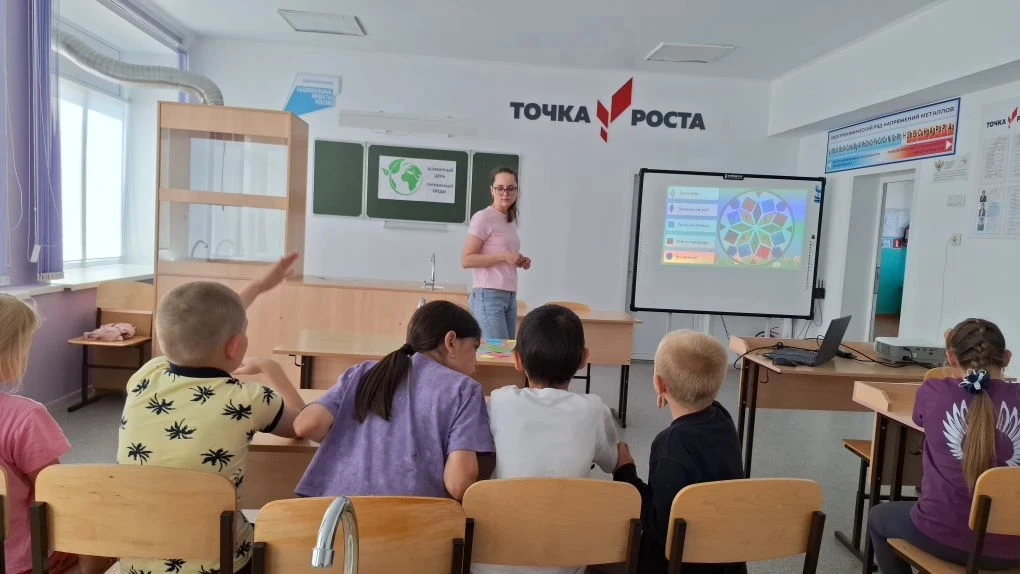 В МОУ "СОШ с. Пигари" в центре «Точка роста» педагог дополнительного образования Седова...