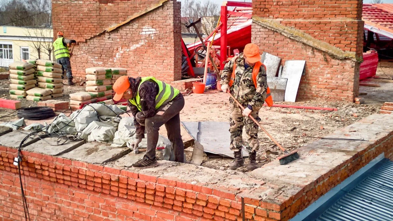 В г.о. Ступино ремонтируют крышу трёхэтажного дома 1993 года постройки  👷‍♂️ В селе Ситне-Щелканово 