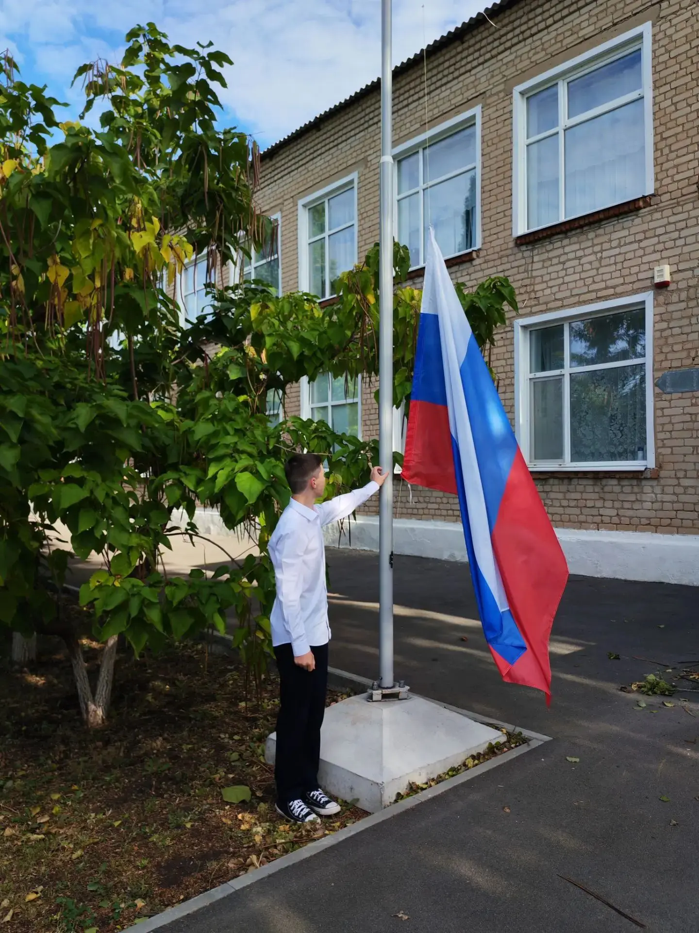 Вторая учебная неделя в нашей школе началась традиционно: с торжественной линейки, подн...