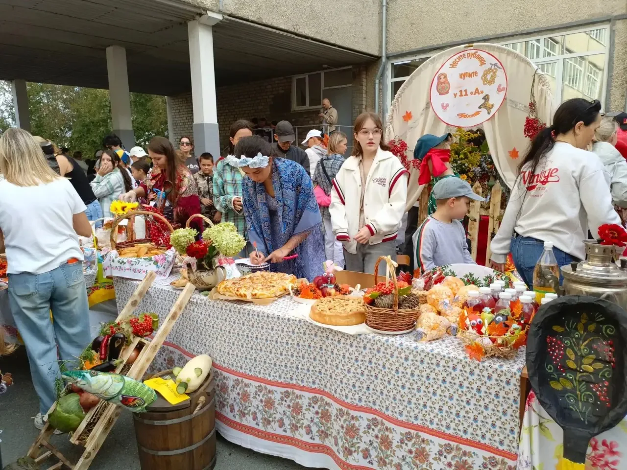 В школах Уссурийска сегодня проходят ярмарки-продажи 🍰