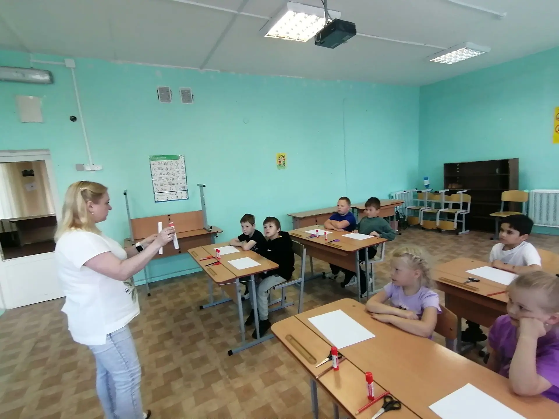 Сегодня лагерь "Солнышко" посетили специалисты ДДЮТ. Ими был проведен проведен мастер-к...