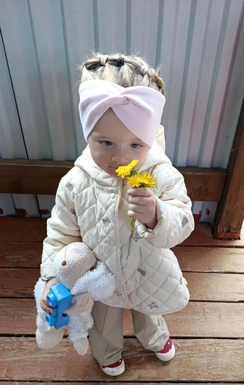 Сегодня дети  второй группы раннего возраста, исследуя участок детского сада, нашли оду...