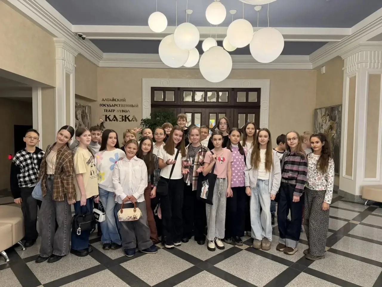 🎭 Гимназия №27 отмечает День театра! 5-6 и 8-9 классы стали почётными гостями Театра кукол города Ба